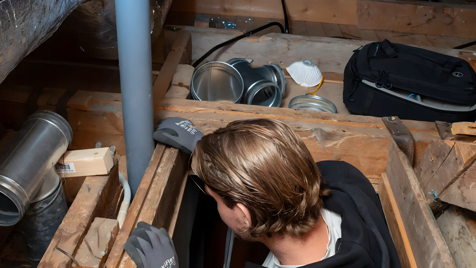 Ventilationstekniker som kontrollerar ett ventilationssystem